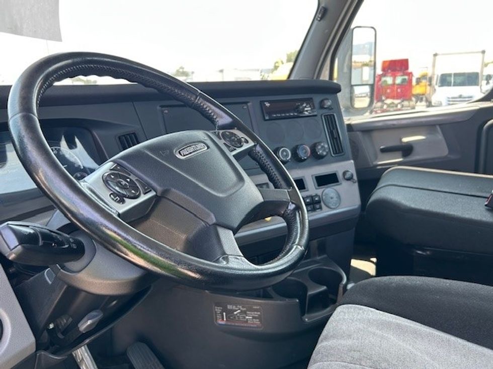 Day Cab Tractor-Heavy Duty Tractors-Freightliner-2018-T12664ST-Torrance-CA-260,515\n\t\tmiles-$ 53,750 - Image 10