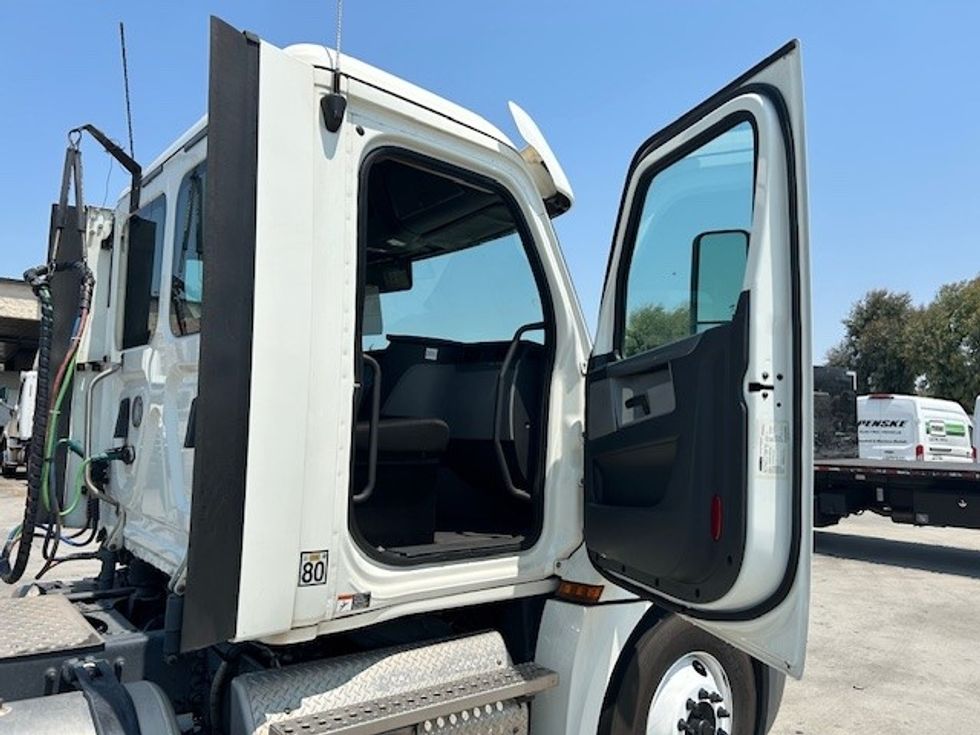 Day Cab Tractor-Heavy Duty Tractors-Freightliner-2018-T12664ST-Torrance-CA-260,515\n\t\tmiles-$ 53,750 - Image 12