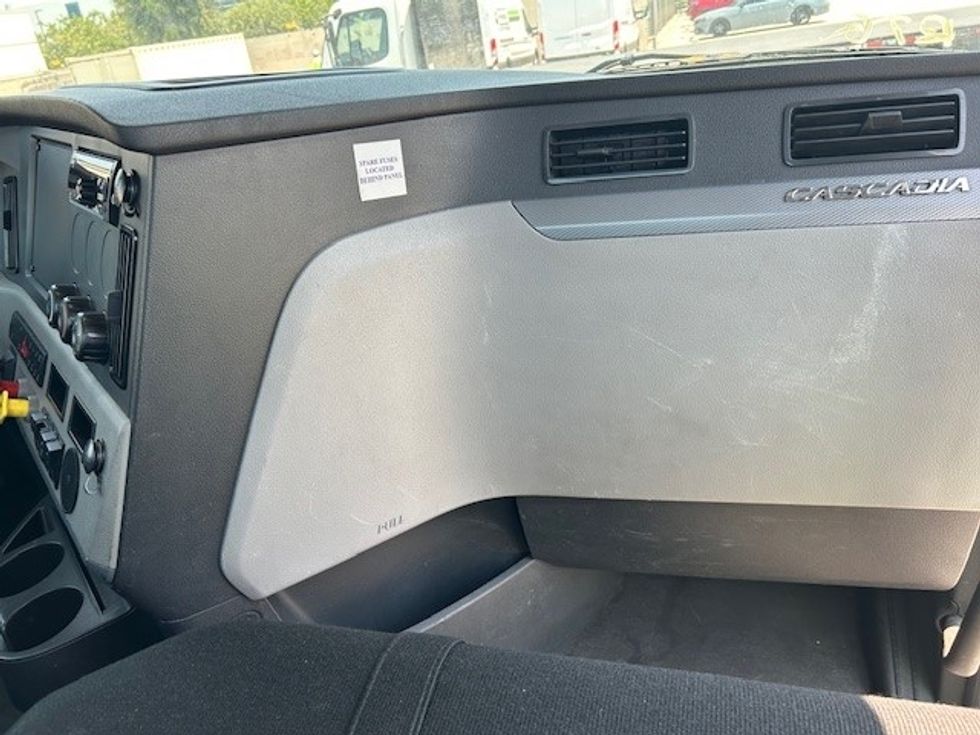 Day Cab Tractor-Heavy Duty Tractors-Freightliner-2018-T12664ST-Torrance-CA-260,515\n\t\tmiles-$ 53,750 - Image 13