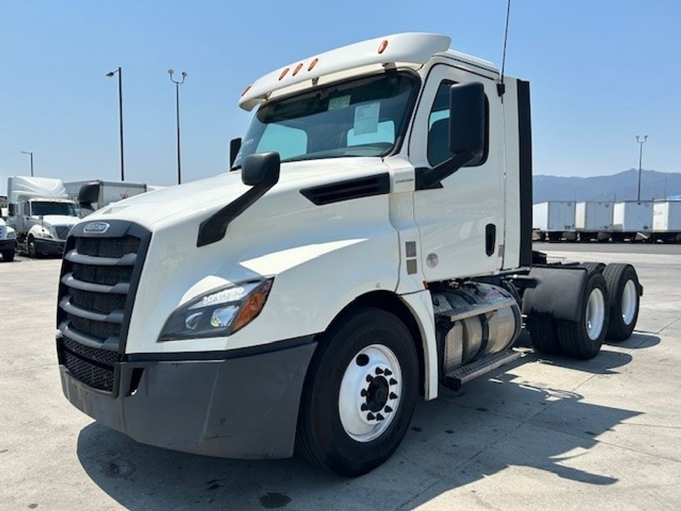 Day Cab Tractor-Heavy Duty Tractors-Freightliner-2018-T12664ST-Torrance-CA-260,515\n\t\tmiles-$ 53,750 - Image 3