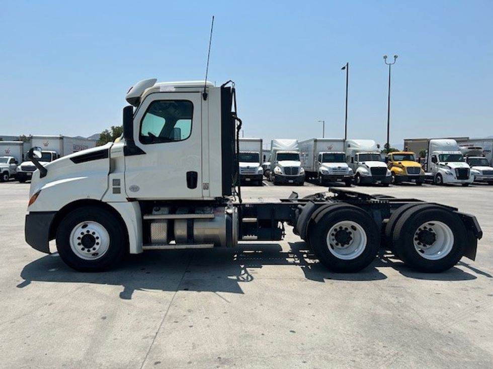 Day Cab Tractor-Heavy Duty Tractors-Freightliner-2018-T12664ST-Torrance-CA-260,515\n\t\tmiles-$ 53,750 - Image 4