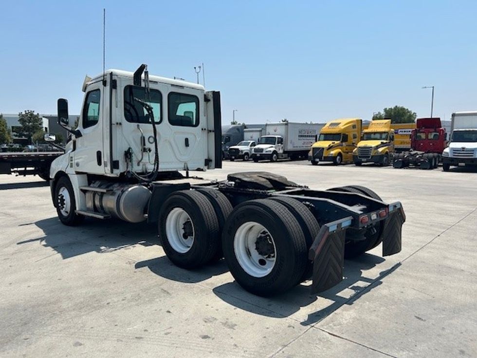 Day Cab Tractor-Heavy Duty Tractors-Freightliner-2018-T12664ST-Torrance-CA-260,515\n\t\tmiles-$ 53,750 - Image 5