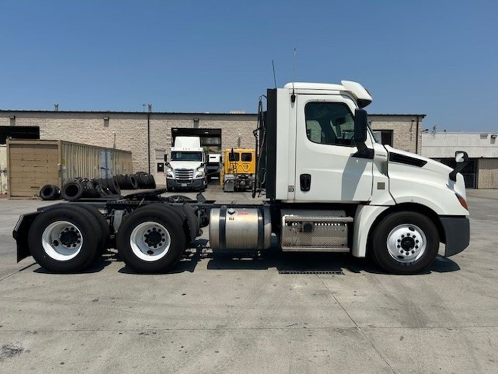 Day Cab Tractor-Heavy Duty Tractors-Freightliner-2018-T12664ST-Torrance-CA-260,515\n\t\tmiles-$ 53,750 - Image 8