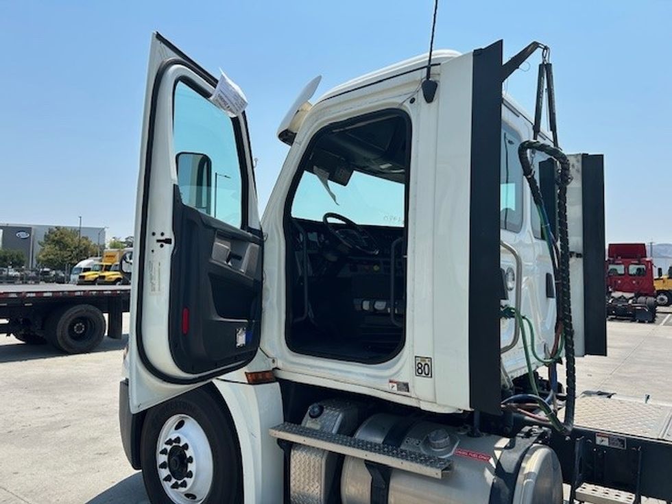 Day Cab Tractor-Heavy Duty Tractors-Freightliner-2018-T12664ST-Torrance-CA-260,515\n\t\tmiles-$ 53,750 - Image 9