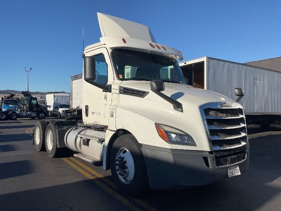Day Cab Tractor-Heavy Duty Tractors-Freightliner-2018-T12664ST-Torrance-CA-279,306\n\t\tmiles-$ 49,750 - Image 1