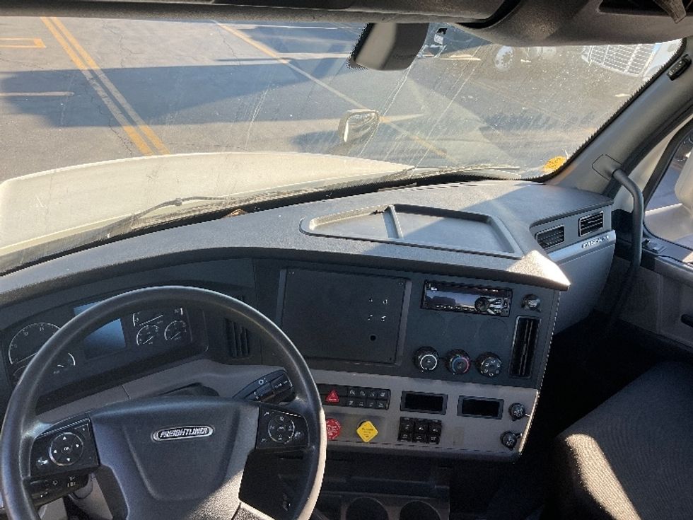 Day Cab Tractor-Heavy Duty Tractors-Freightliner-2018-T12664ST-Torrance-CA-279,306\n\t\tmiles-$ 49,750 - Image 11