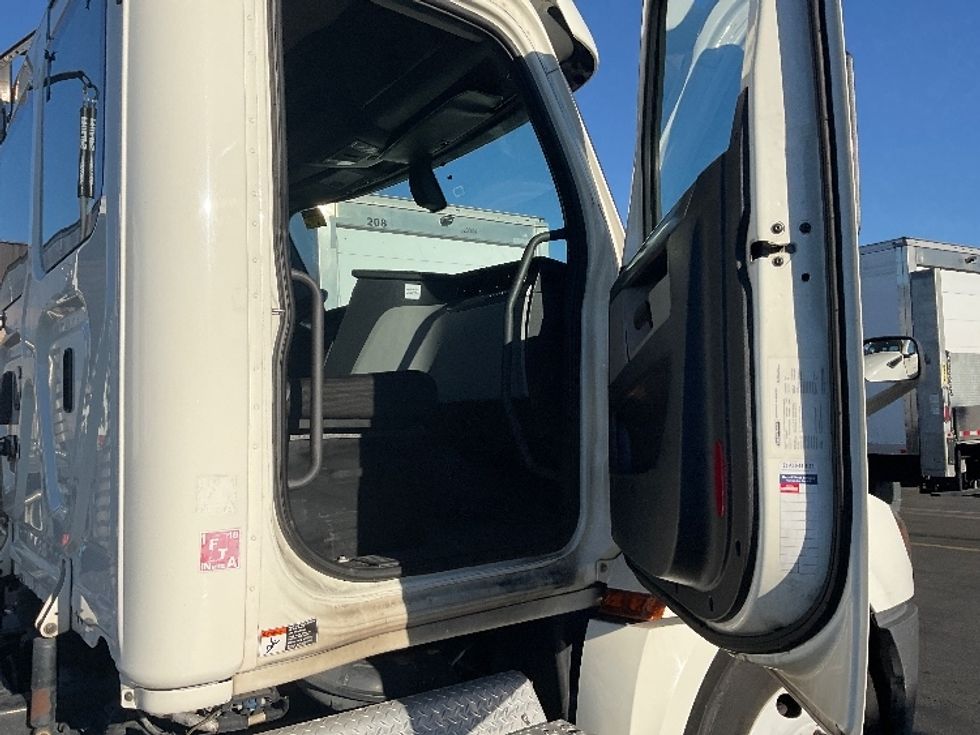 Day Cab Tractor-Heavy Duty Tractors-Freightliner-2018-T12664ST-Torrance-CA-279,306\n\t\tmiles-$ 49,750 - Image 12