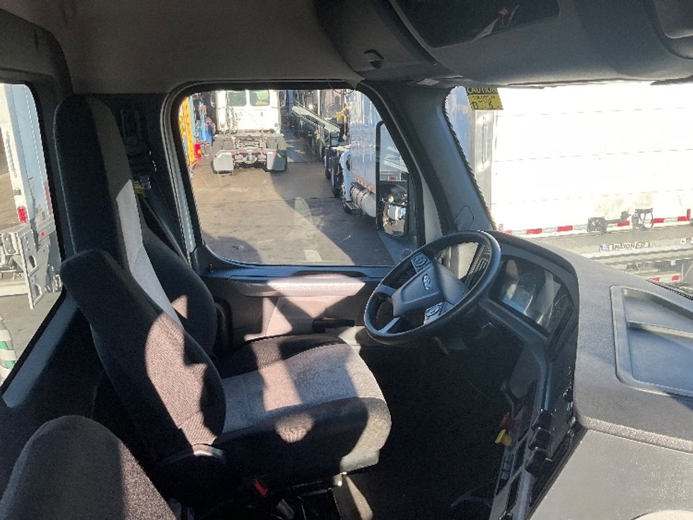 Day Cab Tractor-Heavy Duty Tractors-Freightliner-2018-T12664ST-Torrance-CA-279,306\n\t\tmiles-$ 49,750 - Image 14