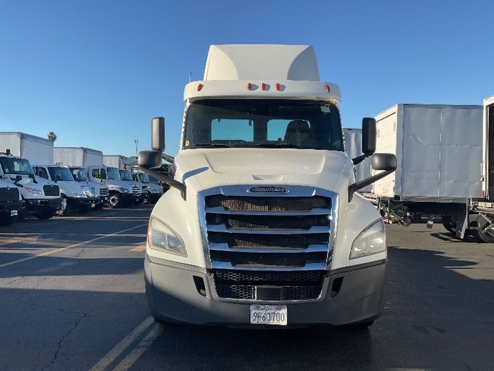 Day Cab Tractor-Heavy Duty Tractors-Freightliner-2018-T12664ST-Torrance-CA-279,306\n\t\tmiles-$ 49,750 - Image 2