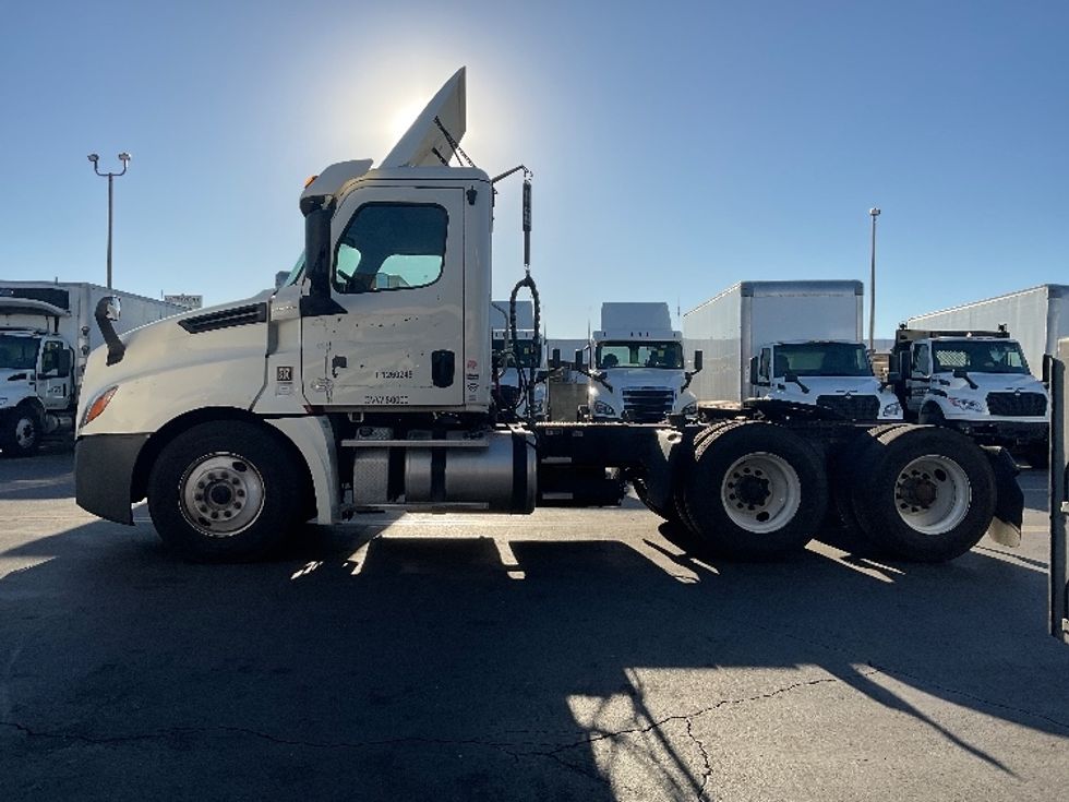 Day Cab Tractor-Heavy Duty Tractors-Freightliner-2018-T12664ST-Torrance-CA-279,306\n\t\tmiles-$ 49,750 - Image 4