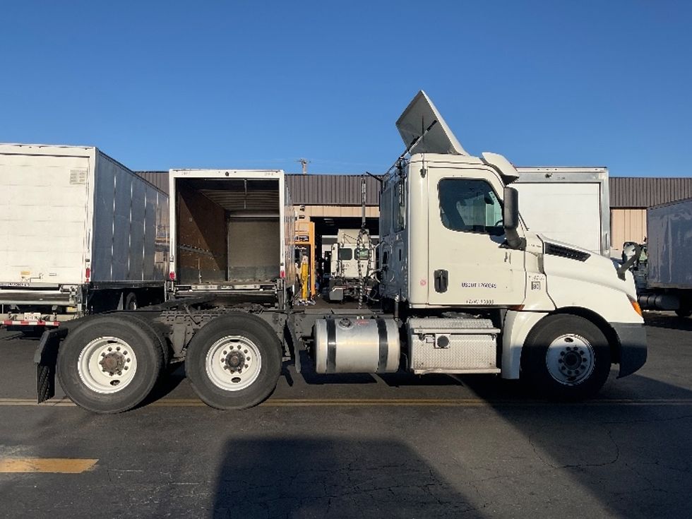 Day Cab Tractor-Heavy Duty Tractors-Freightliner-2018-T12664ST-Torrance-CA-279,306\n\t\tmiles-$ 49,750 - Image 8