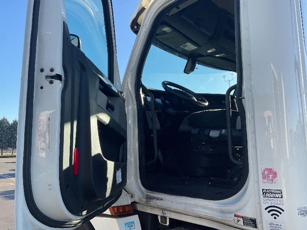Day Cab Tractor-Heavy Duty Tractors-Freightliner-2018-T12664ST-Torrance-CA-279,306\n\t\tmiles-$ 49,750 - Image 9