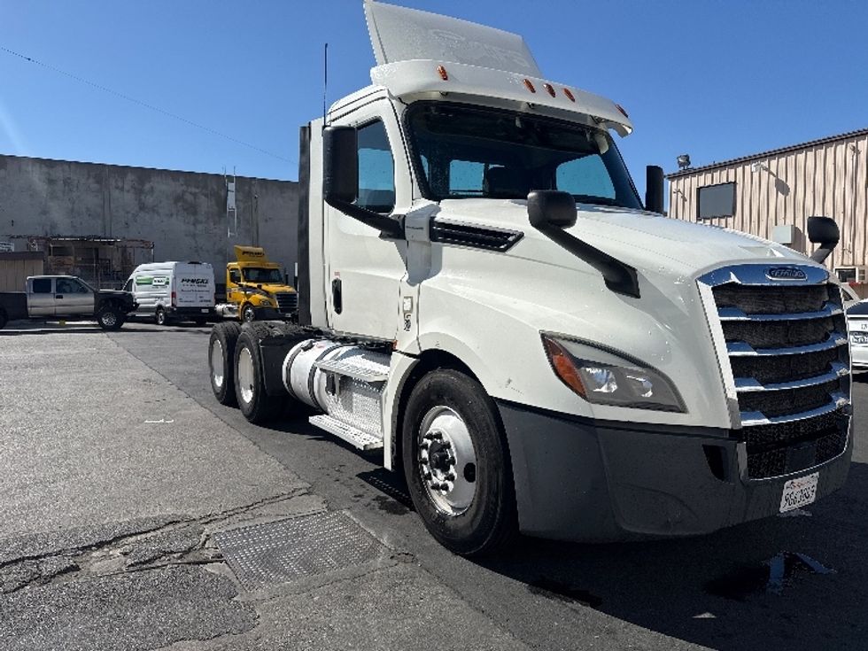 Day Cab Tractor-Heavy Duty Tractors-Freightliner-2018-T12664ST-Torrance-CA-300,109\n\t\tmiles-$ 48,500 - Image 1