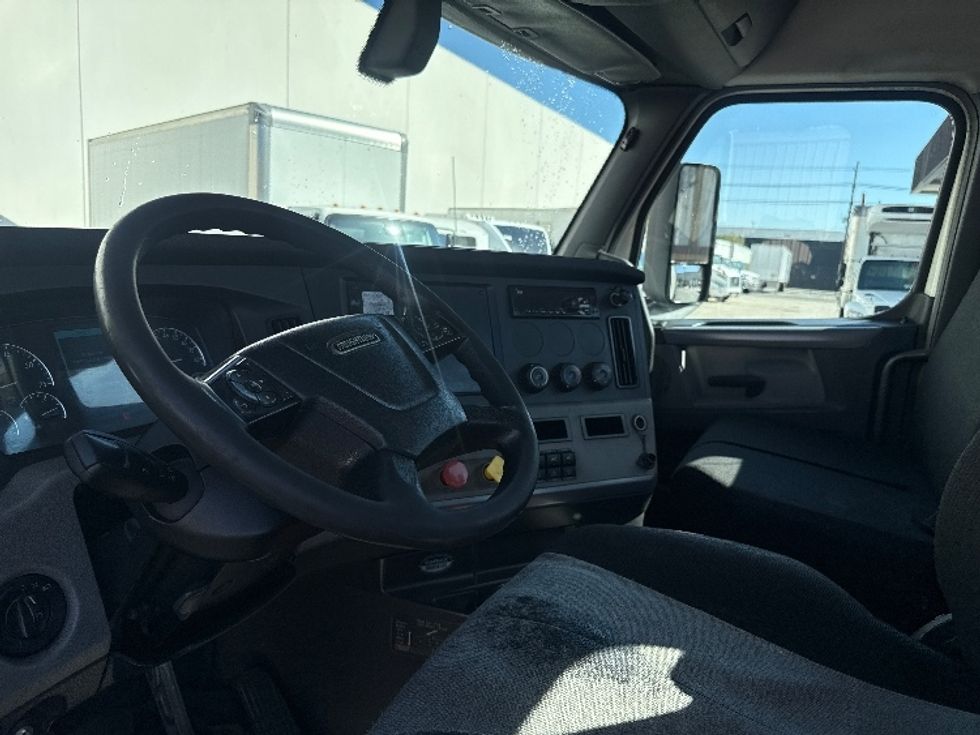 Day Cab Tractor-Heavy Duty Tractors-Freightliner-2018-T12664ST-Torrance-CA-300,109\n\t\tmiles-$ 48,500 - Image 10