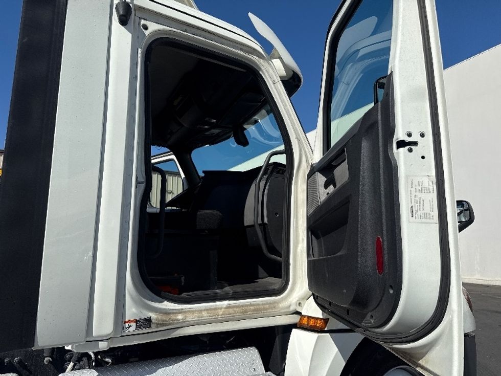 Day Cab Tractor-Heavy Duty Tractors-Freightliner-2018-T12664ST-Torrance-CA-300,109\n\t\tmiles-$ 48,500 - Image 12