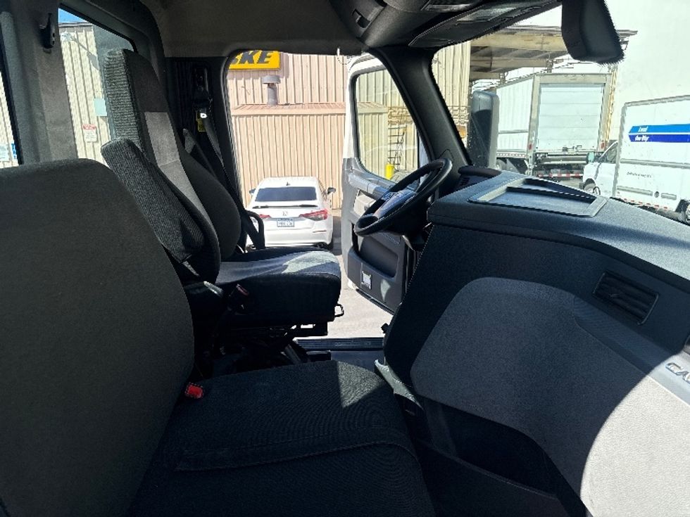 Day Cab Tractor-Heavy Duty Tractors-Freightliner-2018-T12664ST-Torrance-CA-300,109\n\t\tmiles-$ 48,500 - Image 14