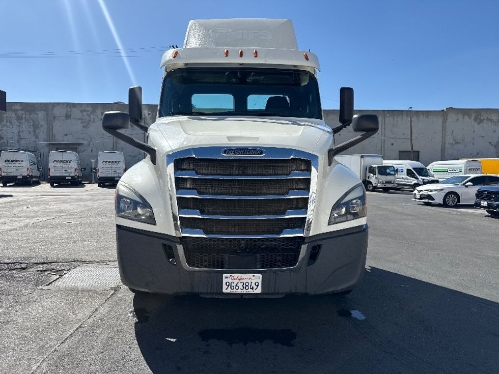 Day Cab Tractor-Heavy Duty Tractors-Freightliner-2018-T12664ST-Torrance-CA-300,109\n\t\tmiles-$ 48,500 - Image 2