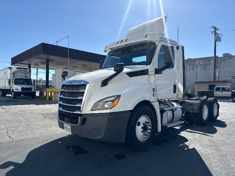 Day Cab Tractor-Heavy Duty Tractors-Freightliner-2018-T12664ST-Torrance-CA-300,109\n\t\tmiles-$ 48,500 - Image 3