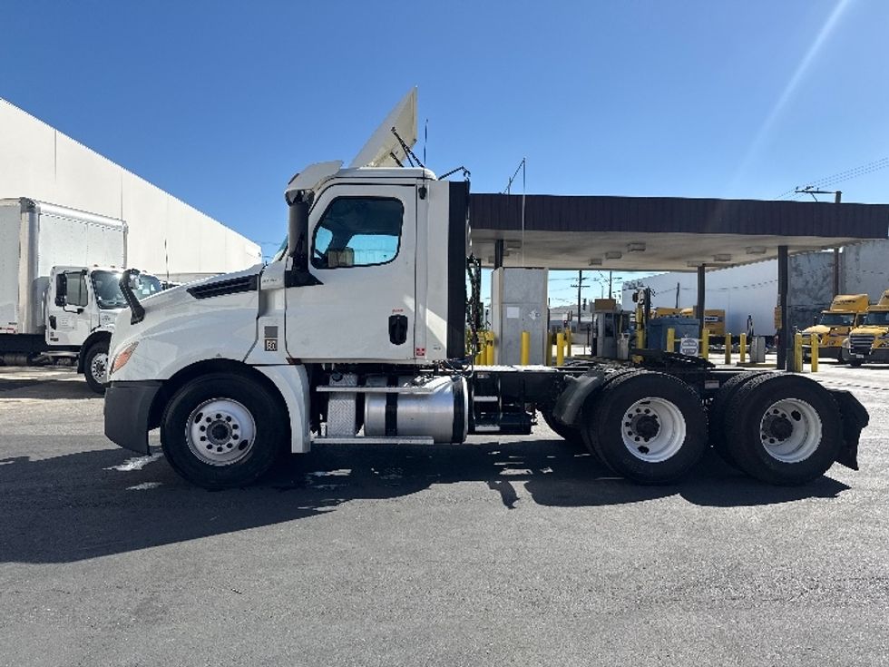 Day Cab Tractor-Heavy Duty Tractors-Freightliner-2018-T12664ST-Torrance-CA-300,109\n\t\tmiles-$ 48,500 - Image 4