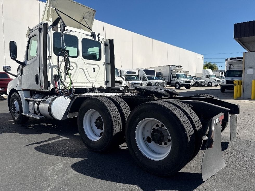 Day Cab Tractor-Heavy Duty Tractors-Freightliner-2018-T12664ST-Torrance-CA-300,109\n\t\tmiles-$ 48,500 - Image 5