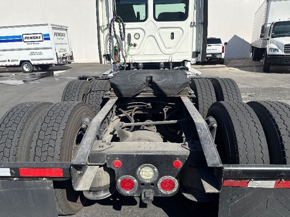 Day Cab Tractor-Heavy Duty Tractors-Freightliner-2018-T12664ST-Torrance-CA-300,109\n\t\tmiles-$ 48,500 - Image 6