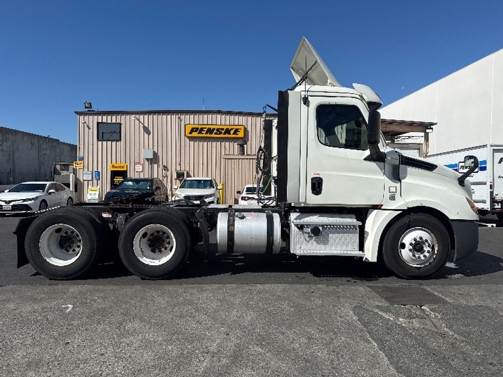 Day Cab Tractor-Heavy Duty Tractors-Freightliner-2018-T12664ST-Torrance-CA-300,109\n\t\tmiles-$ 48,500 - Image 8