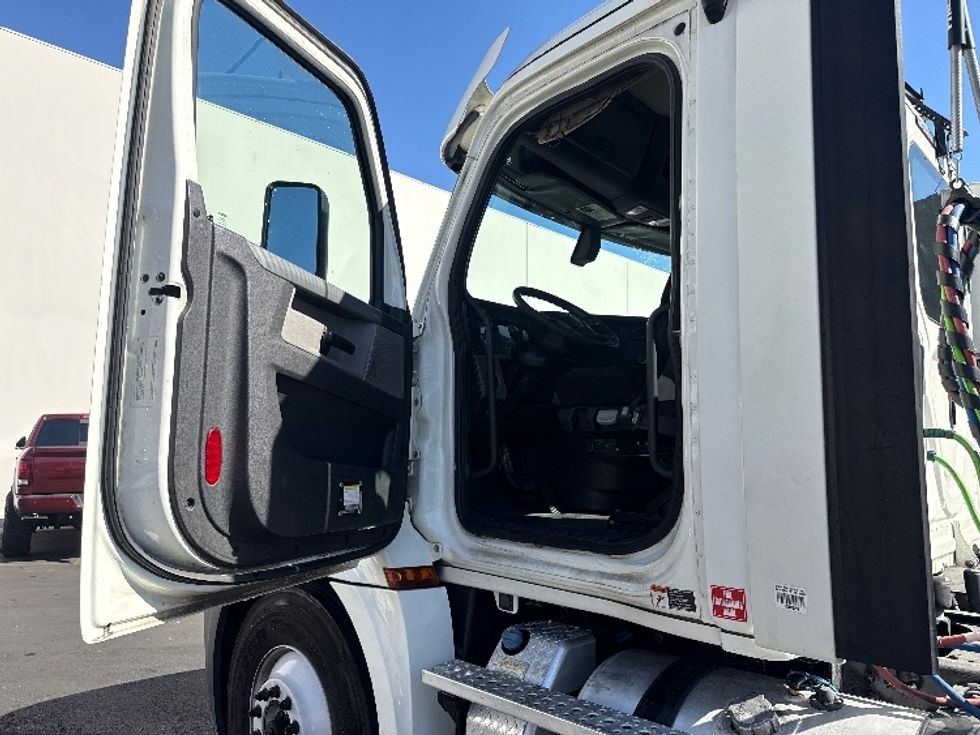 Day Cab Tractor-Heavy Duty Tractors-Freightliner-2018-T12664ST-Torrance-CA-300,109\n\t\tmiles-$ 48,500 - Image 9