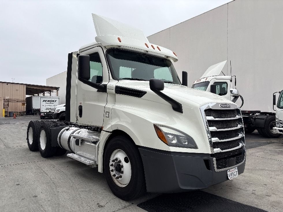 Day Cab Tractor-Heavy Duty Tractors-Freightliner-2018-T12664ST-Torrance-CA-301,458\n\t\tmiles-$ 48,500 - Image 1