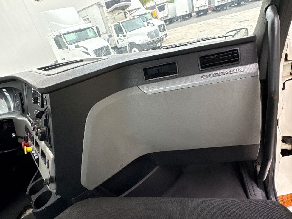 Day Cab Tractor-Heavy Duty Tractors-Freightliner-2018-T12664ST-Torrance-CA-301,458\n\t\tmiles-$ 48,500 - Image 10