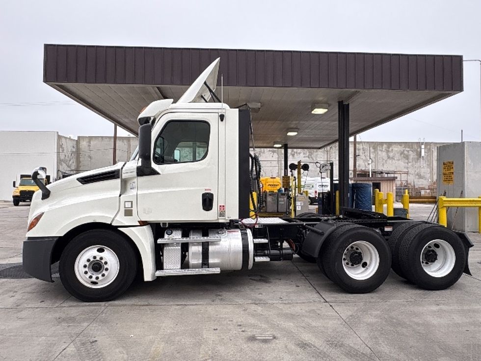 Day Cab Tractor-Heavy Duty Tractors-Freightliner-2018-T12664ST-Torrance-CA-301,458\n\t\tmiles-$ 48,500 - Image 11