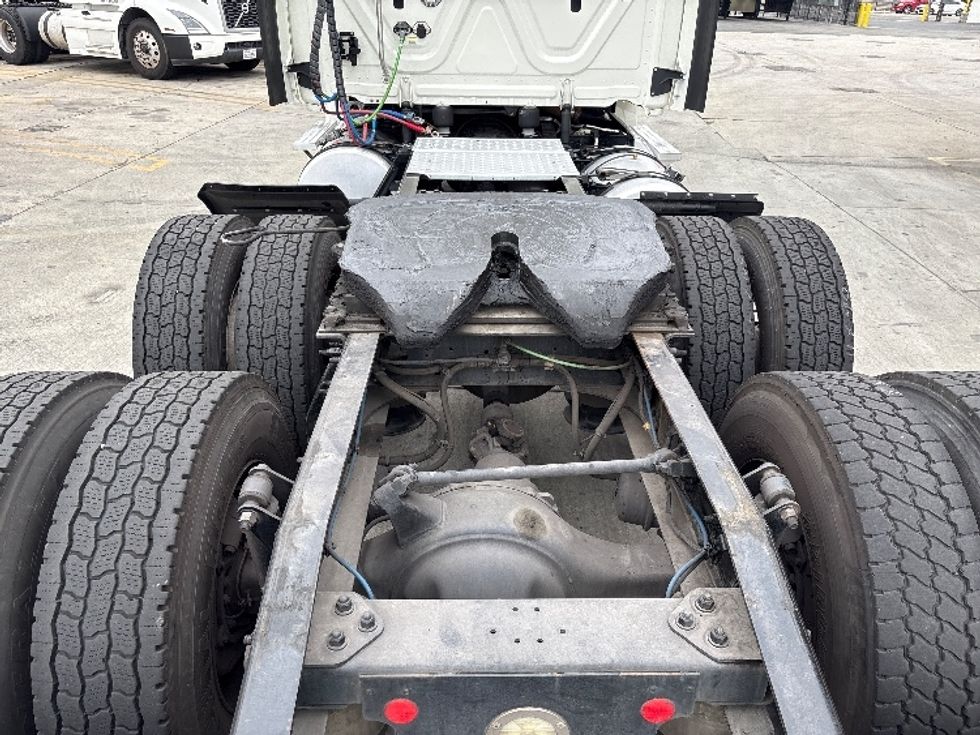 Day Cab Tractor-Heavy Duty Tractors-Freightliner-2018-T12664ST-Torrance-CA-301,458\n\t\tmiles-$ 48,500 - Image 13