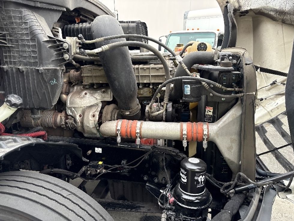 Day Cab Tractor-Heavy Duty Tractors-Freightliner-2018-T12664ST-Torrance-CA-301,458\n\t\tmiles-$ 48,500 - Image 15