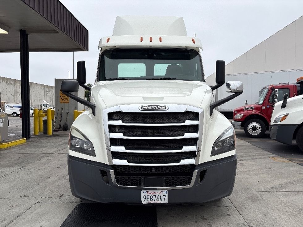 Day Cab Tractor-Heavy Duty Tractors-Freightliner-2018-T12664ST-Torrance-CA-301,458\n\t\tmiles-$ 48,500 - Image 2