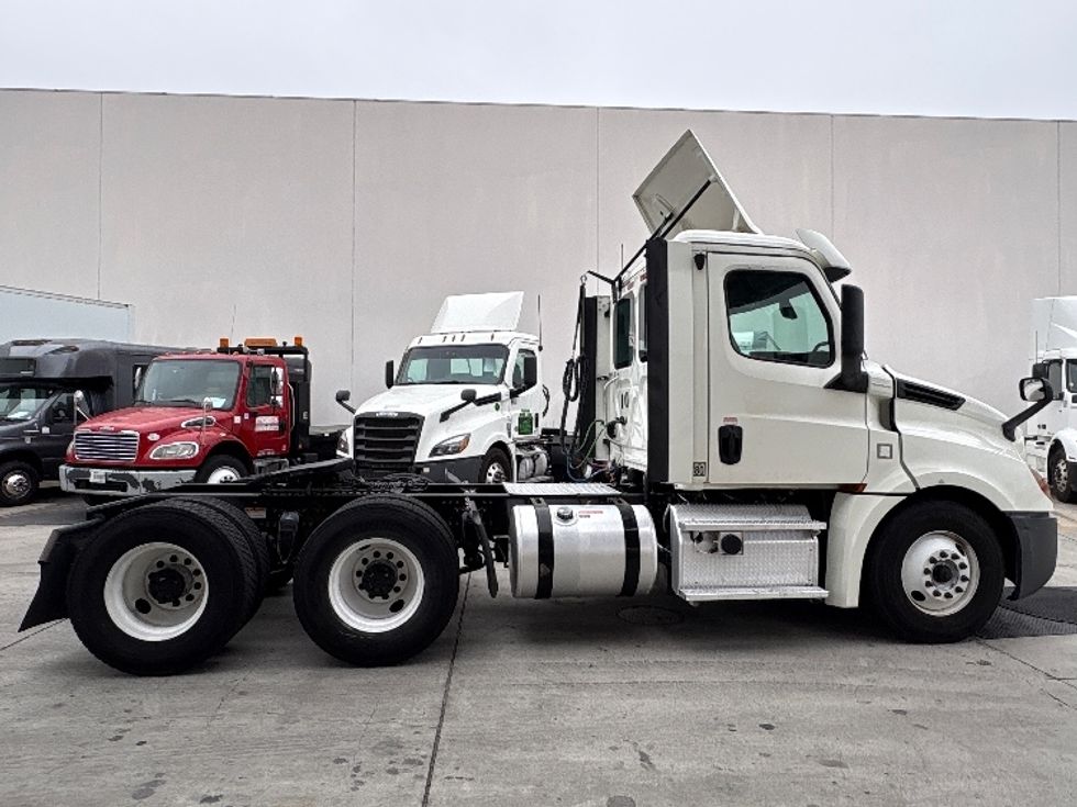 Day Cab Tractor-Heavy Duty Tractors-Freightliner-2018-T12664ST-Torrance-CA-301,458\n\t\tmiles-$ 48,500 - Image 5
