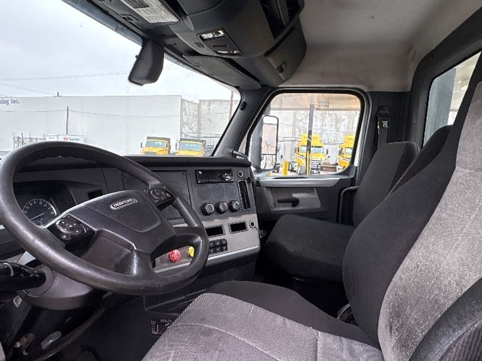 Day Cab Tractor-Heavy Duty Tractors-Freightliner-2018-T12664ST-Torrance-CA-301,458\n\t\tmiles-$ 48,500 - Image 7