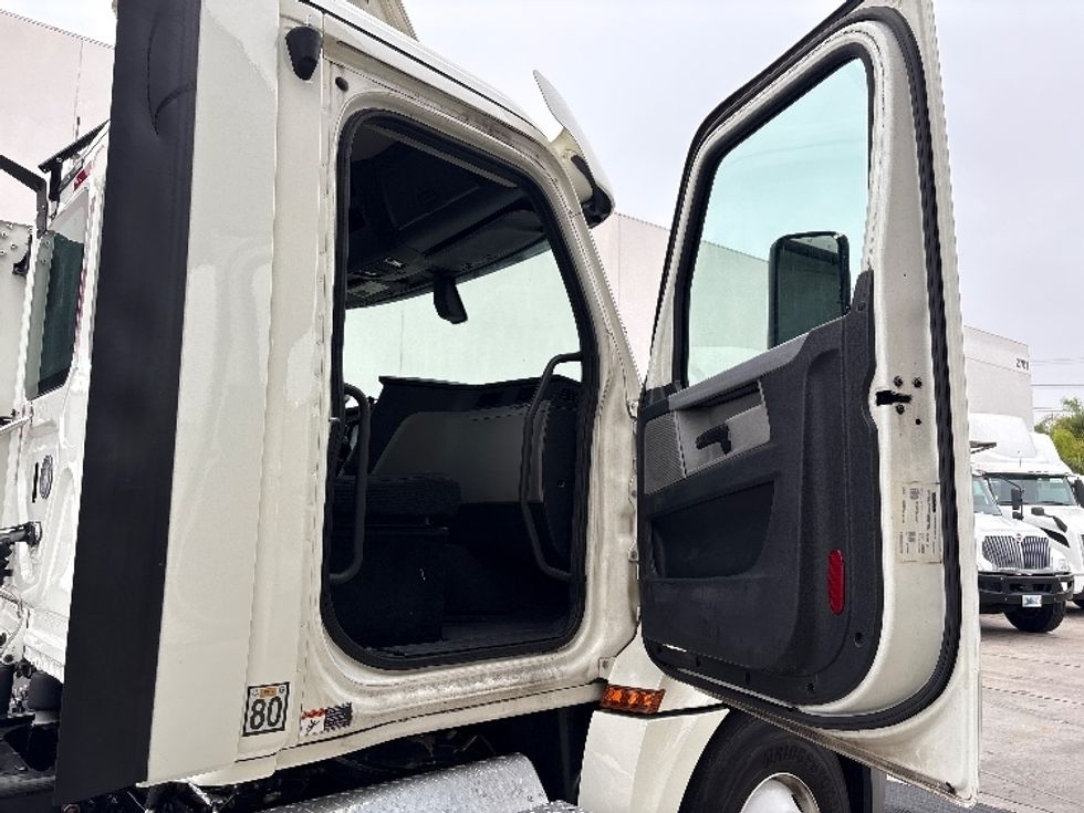 Day Cab Tractor-Heavy Duty Tractors-Freightliner-2018-T12664ST-Torrance-CA-301,458\n\t\tmiles-$ 48,500 - Image 9