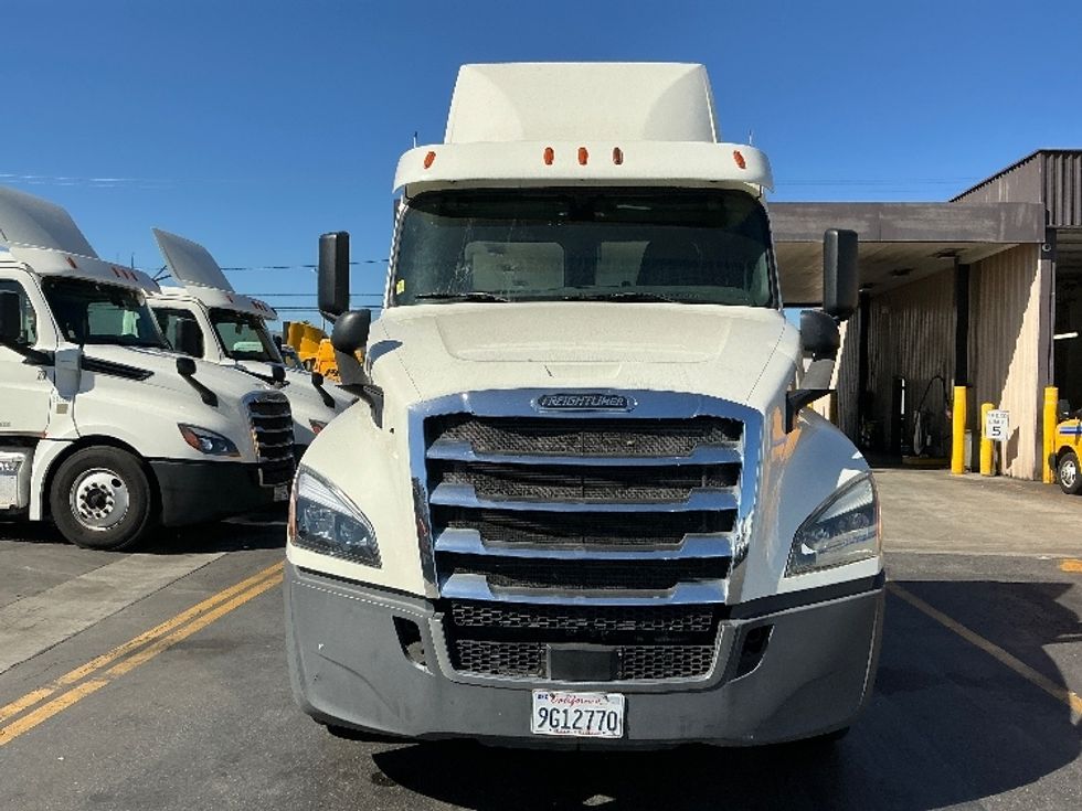 Day Cab Tractor-Heavy Duty Tractors-Freightliner-2018-T12664ST-Torrance-CA-322,918\n\t\tmiles-$ 46,750 - Image 2