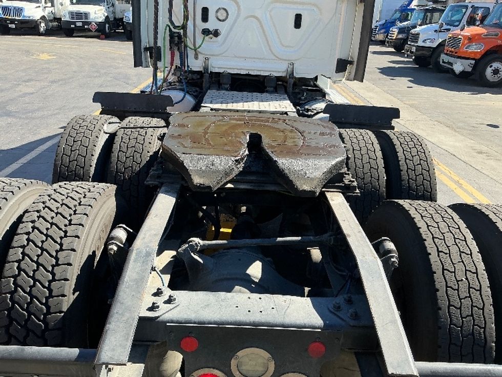 Day Cab Tractor-Heavy Duty Tractors-Freightliner-2018-T12664ST-Torrance-CA-322,918\n\t\tmiles-$ 46,750 - Image 6