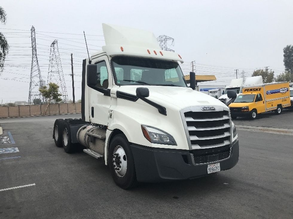 Day Cab Tractor-Heavy Duty Tractors-Freightliner-2018-T12664ST-Torrance-CA-337,802\n\t\tmiles-$ 46,000 - Image 1