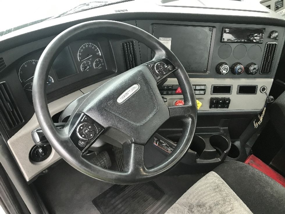 Day Cab Tractor-Heavy Duty Tractors-Freightliner-2018-T12664ST-Torrance-CA-337,802\n\t\tmiles-$ 46,000 - Image 10