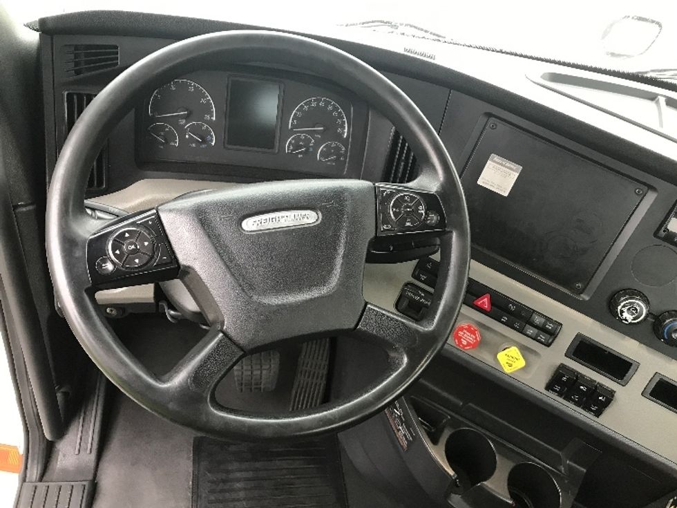 Day Cab Tractor-Heavy Duty Tractors-Freightliner-2018-T12664ST-Torrance-CA-337,802\n\t\tmiles-$ 46,000 - Image 11