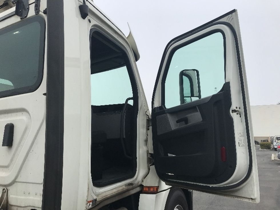 Day Cab Tractor-Heavy Duty Tractors-Freightliner-2018-T12664ST-Torrance-CA-337,802\n\t\tmiles-$ 46,000 - Image 12