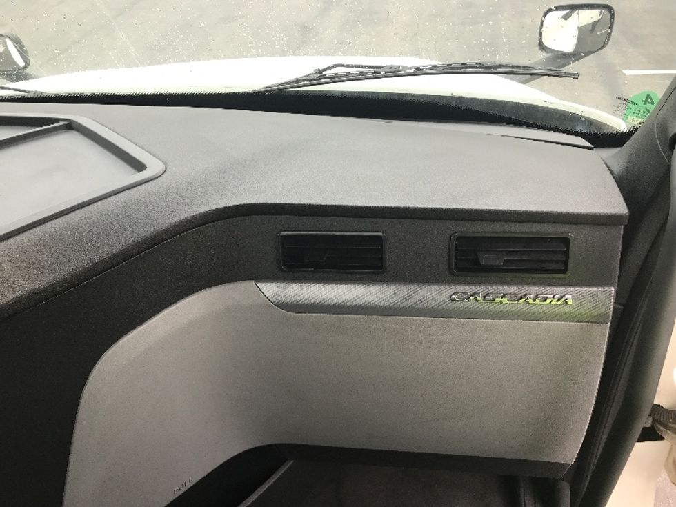 Day Cab Tractor-Heavy Duty Tractors-Freightliner-2018-T12664ST-Torrance-CA-337,802\n\t\tmiles-$ 46,000 - Image 13