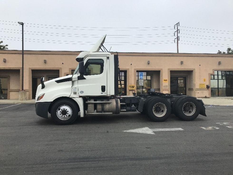 Day Cab Tractor-Heavy Duty Tractors-Freightliner-2018-T12664ST-Torrance-CA-337,802\n\t\tmiles-$ 46,000 - Image 4