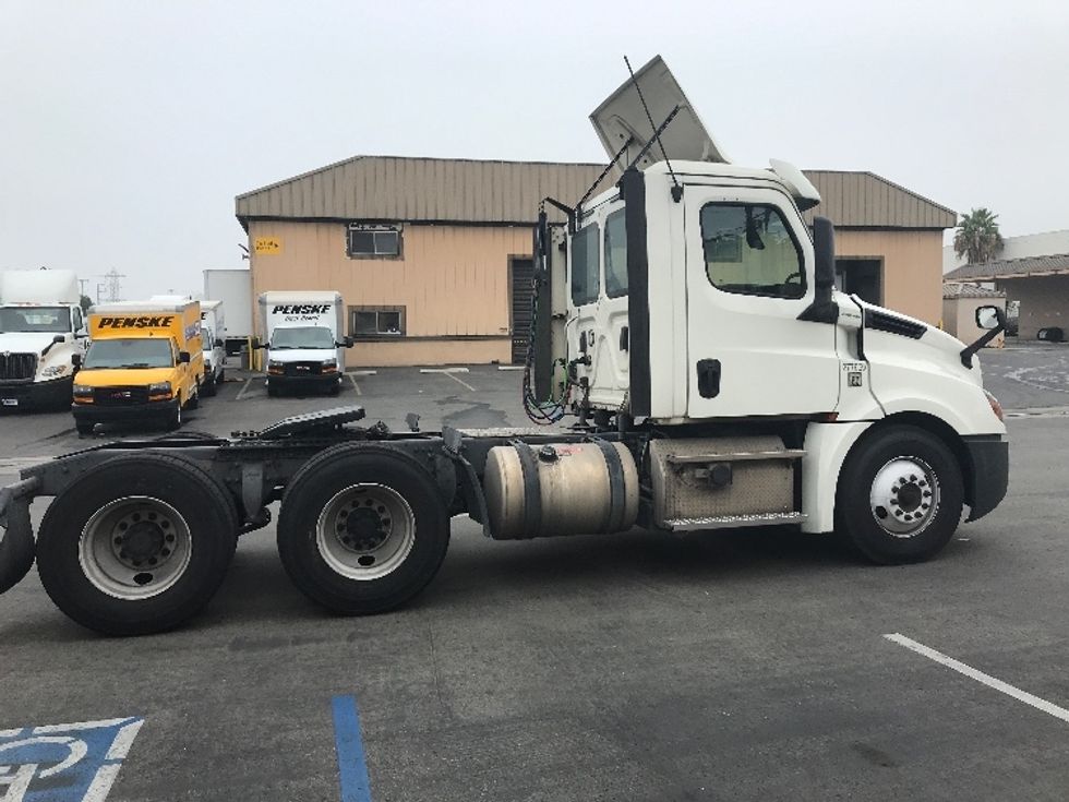 Day Cab Tractor-Heavy Duty Tractors-Freightliner-2018-T12664ST-Torrance-CA-337,802\n\t\tmiles-$ 46,000 - Image 8