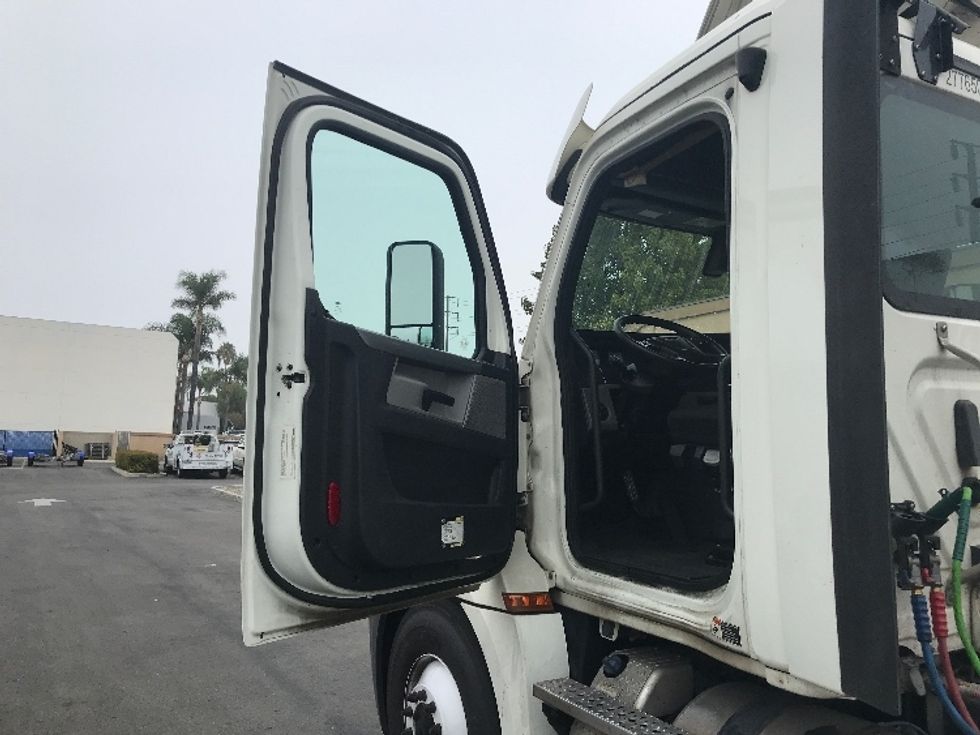 Day Cab Tractor-Heavy Duty Tractors-Freightliner-2018-T12664ST-Torrance-CA-337,802\n\t\tmiles-$ 46,000 - Image 9