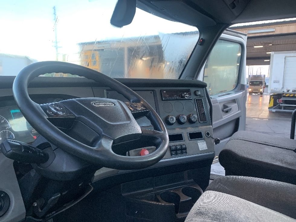 Day Cab Tractor-Heavy Duty Tractors-Freightliner-2018-T12664ST-Torrance-CA-361,044\n\t\tmiles-$ 43,750 - Image 10