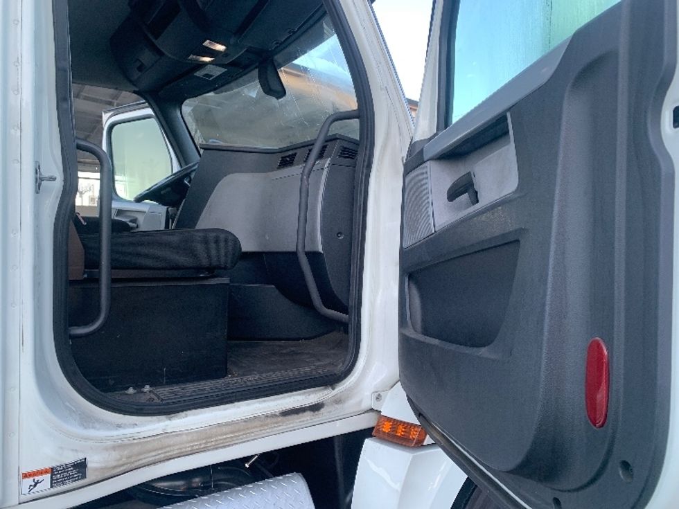 Day Cab Tractor-Heavy Duty Tractors-Freightliner-2018-T12664ST-Torrance-CA-361,044\n\t\tmiles-$ 43,750 - Image 12