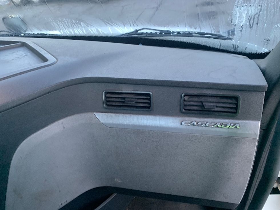 Day Cab Tractor-Heavy Duty Tractors-Freightliner-2018-T12664ST-Torrance-CA-361,044\n\t\tmiles-$ 43,750 - Image 13