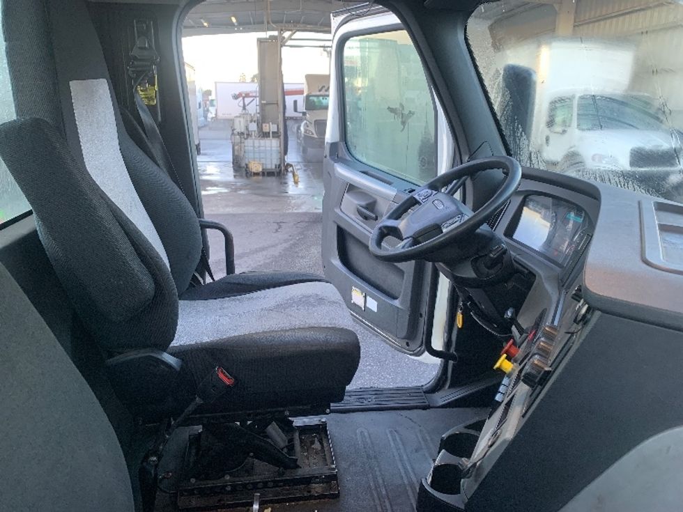 Day Cab Tractor-Heavy Duty Tractors-Freightliner-2018-T12664ST-Torrance-CA-361,044\n\t\tmiles-$ 43,750 - Image 14